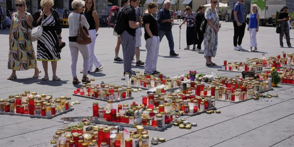 Cilvēki Austrijā piemin Grācas apšaudē bojāgājušos.