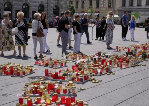 Cilvēki Austrijā piemin Grācas apšaudē bojāgājušos.