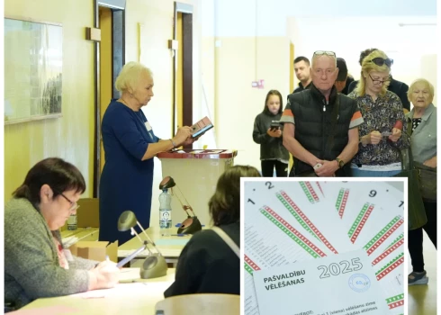 Kā Jauns.lv skaidro Valsts digitālās attīstības aģentūra, vēlēšanu sistēma ģenerēja pareizus vēlēšanu zīmju maketus. Vēlēšanu zīmes tika drukātas vairākās tipogrāfijās. Dažām tipogrāfijām drukas faila vizualizācijā attēlojās melnie punkti.