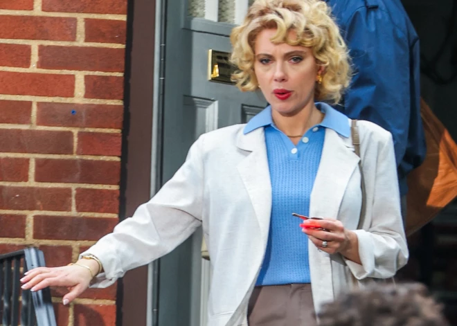 Skārleta Johansone filmas “Paper Tiger” uzņemšanas laukumā.