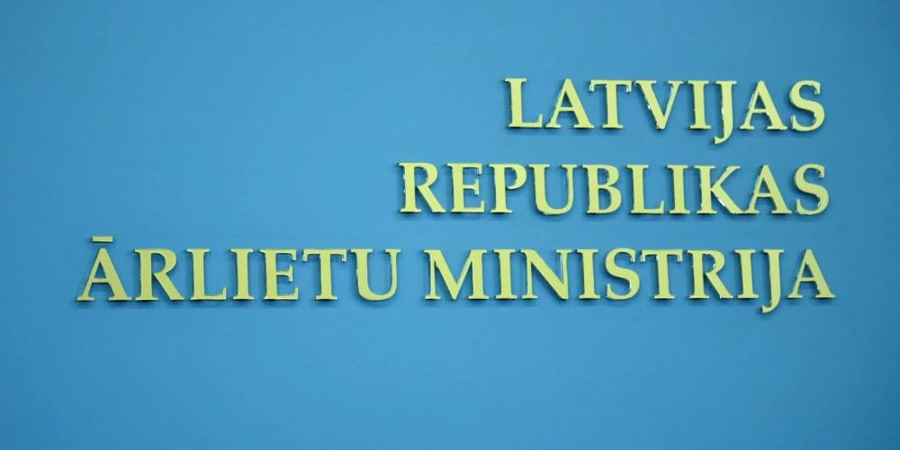 Par diskrimināciju dzimuma dēļ Ārlietu ministriju (ĀM) ir iesūdzējusi tiesā tās darbiniece - diplomāte un divu mazu bērnu māte, vēsta Latvijas Radio.