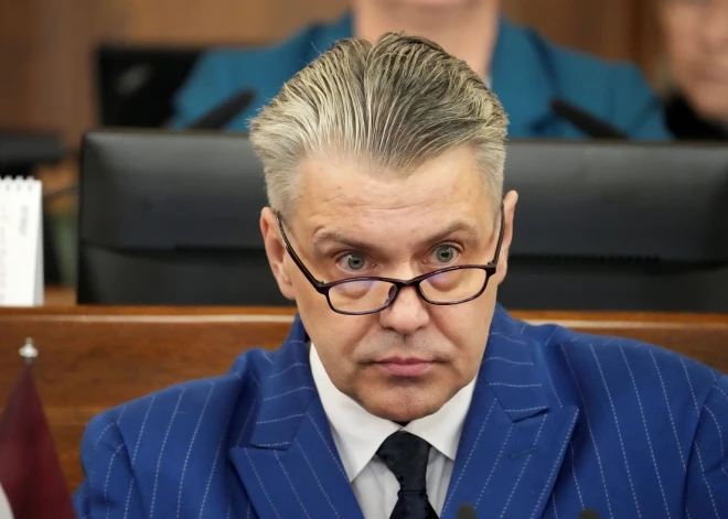 Saeimas frakcijas sākušas parakstu vākšanu par tiesībsarga Jura Jansona atbrīvošanu no amata