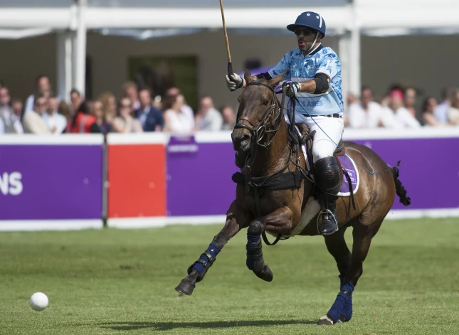 Sanžejs Kapūrs spēlē polo.