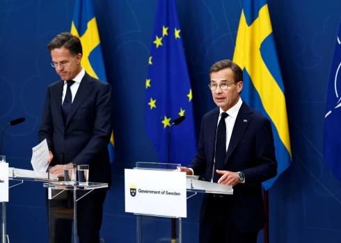 Nepilnas divas nedēļas pirms NATO samita Zviedrija un Nīderlande piektdien paziņojušas par nodomu atvēlēt aizsardzībai 5% no iekšzemes kopprodukta (IKP).