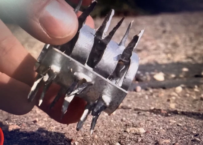 Жители Зиепниеккалнса встревожены из-за загадочных предметов, обнаруженных на тротуаре