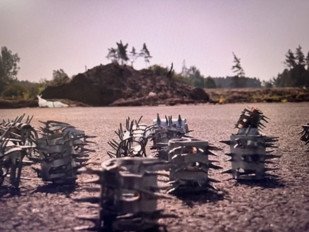 На тротуаре были разбросаны 15 острых металлических предметов длиной около 6 сантиметров.