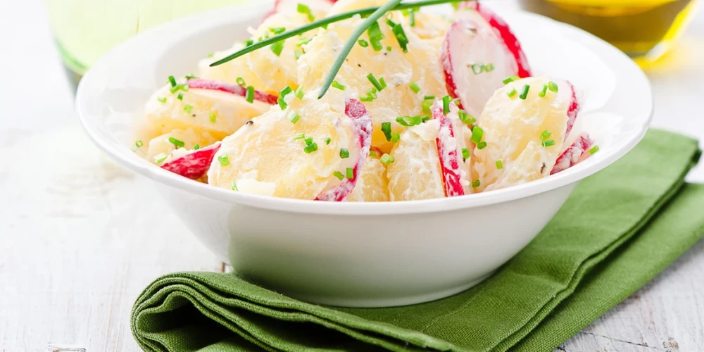 Siltie kartupeļu salāti ar aioli mērci