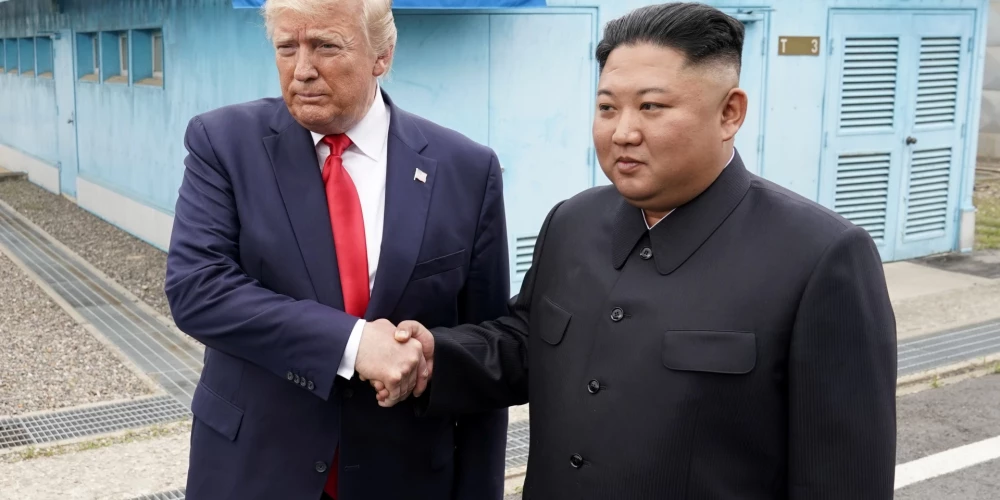  Donalds Tramps joprojām ir "atvērts" dialogam ar Ziemeļkorejas līderi Kimu Čenunu.