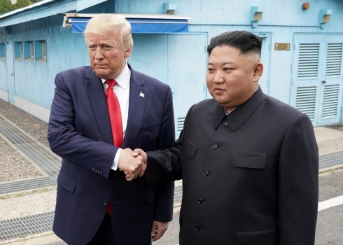  Donalds Tramps joprojām ir "atvērts" dialogam ar Ziemeļkorejas līderi Kimu Čenunu.