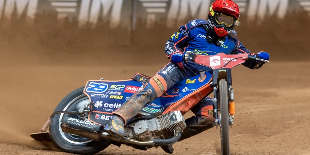 Latvijas motosportists Andžejs Ļebedevs piektdien Mančestrā ieņēma pēdējo, 16. vietu pasaules spīdveja čempionāta jeb "Grand Prix" sezonas ceturtajā posmā.