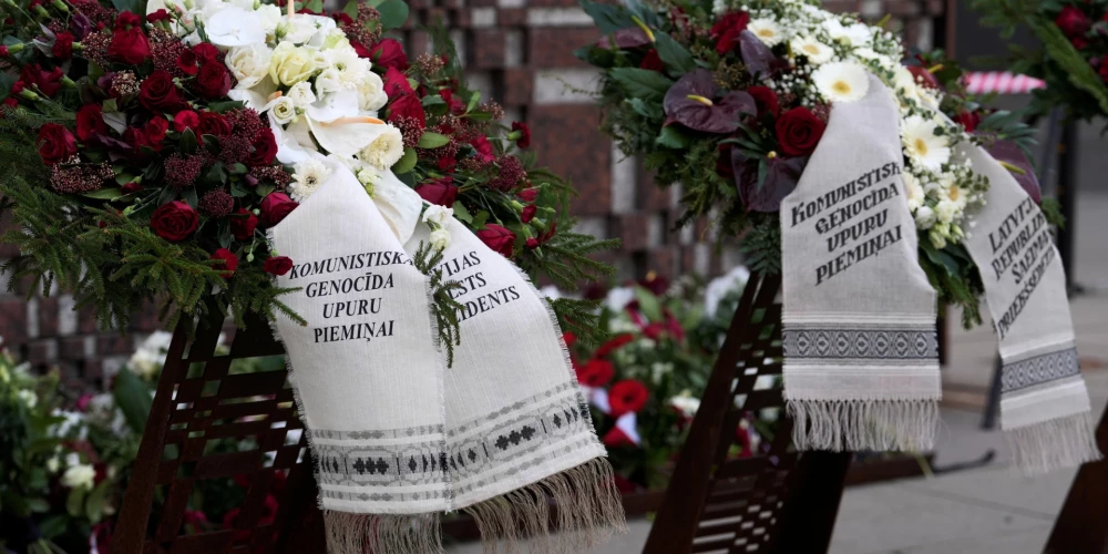 Komunistiskā genocīda upuru piemiņas dienai veltīts pasākums pie memoriāla "Vēstures taktīla".