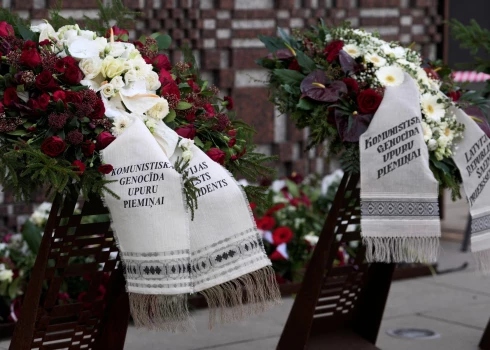 Komunistiskā genocīda upuru piemiņas dienai veltīts pasākums pie memoriāla "Vēstures taktīla".