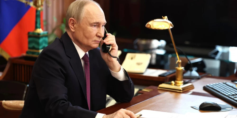 Vladimirs Putins runā pa telefonu Kremlī 2025. gada 22. maijā.