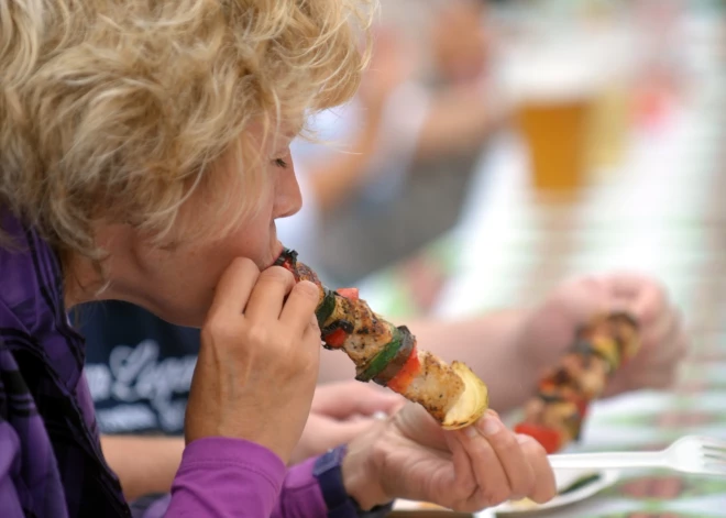 Veģetārieši vai svaigēdāji: pētījumā noskaidrots, par ko sevi uzskata Latvijas iedzīvotāji