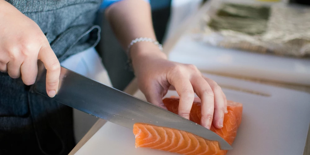 Fermas lašus audzē piesārņotos apstākļos, tie var saturēt antibiotikas un pesticīdus.