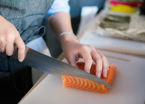 Fermas lašus audzē piesārņotos apstākļos, tie var saturēt antibiotikas un pesticīdus.