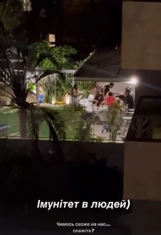 Певица запечатлела, как люди продолжали ужинать, несмотря на обстрел.