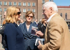 FOTO: Saeimas priekšsēdētāja, Prezidija locekļi un deputāti godina komunistiskā genocīda upuru piemiņu