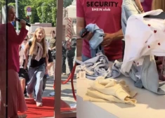 VIDEO: Rīgā ar vērienu atvērts veikals "Shein", pie ieejas izveidojusies liela rinda