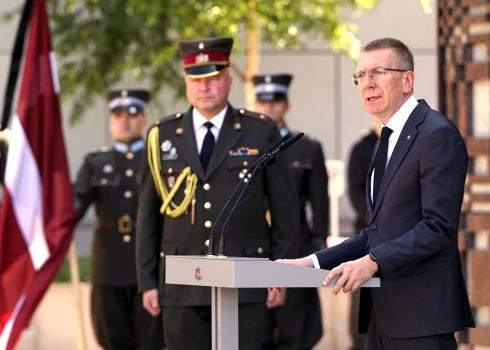 Valsts prezidents Edgars Rinkēvičs piedalās Komunistiskā genocīda upuru piemiņas brīdī Strēlnieku laukumā pie memoriāla "Vēstures taktīla".