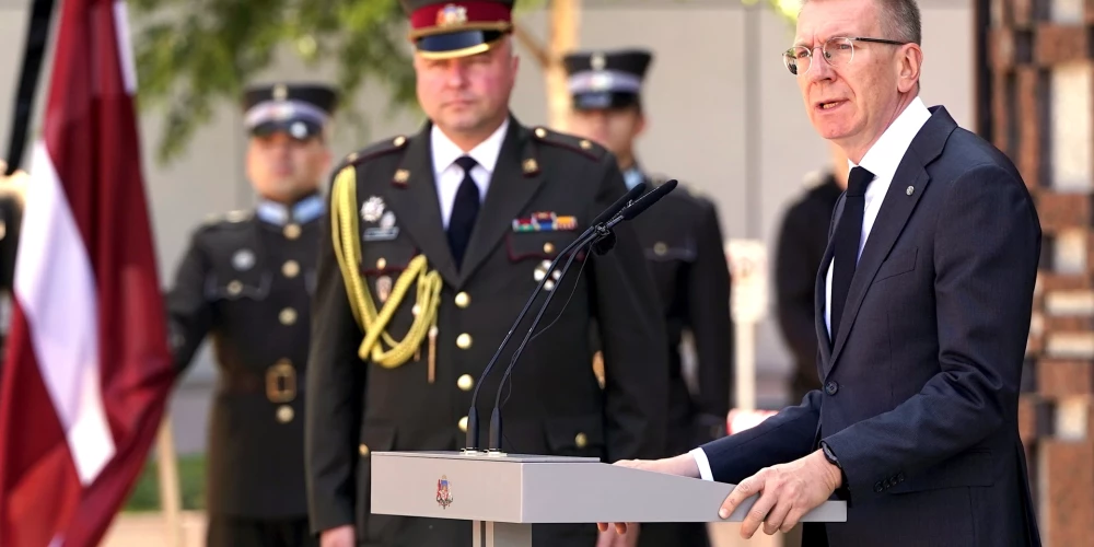 Valsts prezidents Edgars Rinkēvičs piedalās Komunistiskā genocīda upuru piemiņas brīdī Strēlnieku laukumā pie memoriāla "Vēstures taktīla".