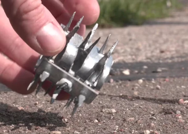 Ziepniekkalna iedzīvotāji satraukti par uz ietves atrastiem noslēpumainiem priekšmetiem