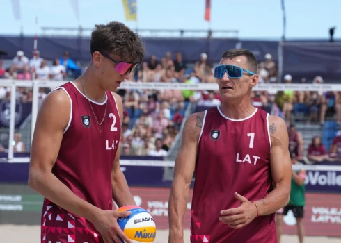 Ar pirmo numuru izsētie Pļaviņš/Fokerots ceturtdaļfinālā ar 2-0 (21:18, 21:19) pārspēja Arni Reliņu/Mihailu Samoilovu.