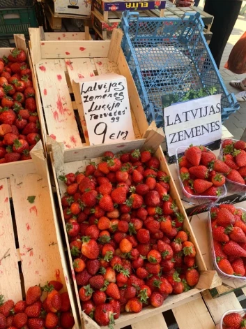 Хотя латвийская клубника стоит дорого, судя по пустым ящикам, она пользуется спросом.