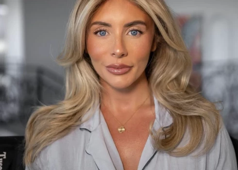 Bonija Blū vietnē "OnlyFans" nopelnīja vairāk nekā 600 tūkstošus dolāru mēnesī.