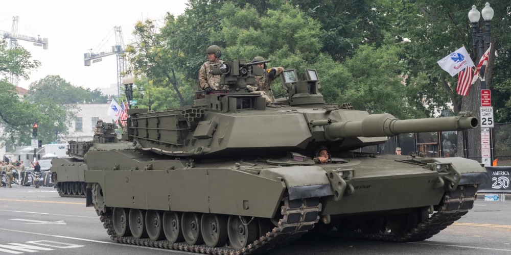 ASV armija svin 250. gadadienu ar militāro parādi Vašingtonā.