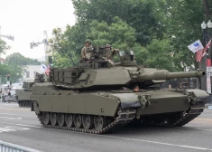 “Pa ielām čīkst veci muzeja tanki, bet skatītāju gandrīz nav” – Trampa sarīkotā militārā parāde piedzīvo fiasko. FOTO