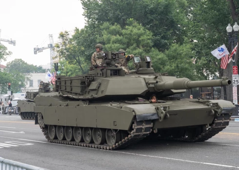 ASV armija svin 250. gadadienu ar militāro parādi Vašingtonā.