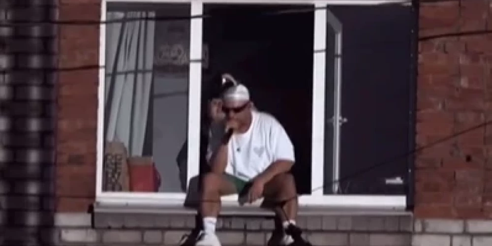 Ozols par skatuvi izvēlas palodzi.
