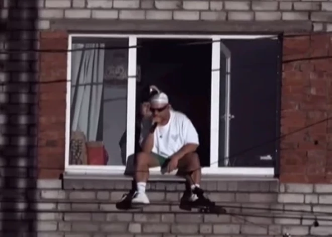 VIDEO: reperis Ozols sniedz koncertu no daudzstāvu mājas loga