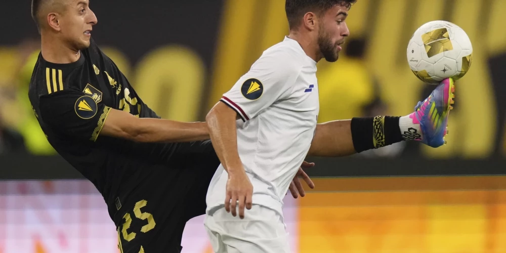 Meksikas futbolisti rezultatīvā Zelta kausa mačā pārspēj Dominikānu.