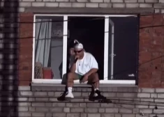 ВИДЕО: рэпер Озолс дал концерт из окна многоэтажки