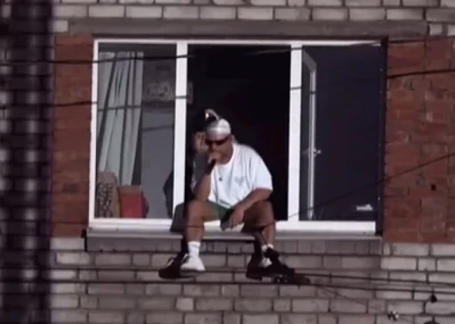 ВИДЕО: рэпер Озолс дал концерт из окна многоэтажки