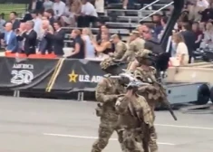 VIDEO: “Aizmirsa uzlādēt baterijas?” internets nesaudzīgi iesmej par kāda ASV dronu pilota iespējamo misēkli Trampa parādē