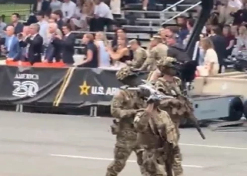 ASV armijas parāde raisa smieklus sociālajos tīklos.
