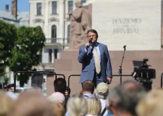 FOTO, VIDEO: Šlesers tautas sapulcē prasa neatzīt vēlēšanu rezultātus un pieprasa Siliņas demisiju