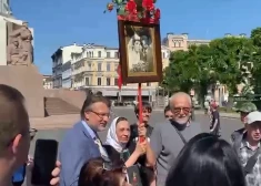 VIDEO: Pēc uzstāšanās pie Brīvības pieminekļa Šlesers draudzīgi aprunājas ar Dimiteru pāri
