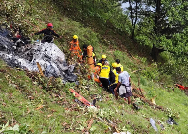 Tikai dažas minūtes pēc pacelšanās Indijā avarē helikopters ar svētceļniekiem; vairāki bojāgājušie
