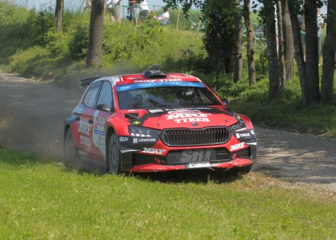 Latvijas rallija pilots Mārtiņš Sesks ar stūrmani Renāru Franci svētdien Polijā izcīnīja uzvaru Eiropas rallija čempionāta (ERC) ceturtajā posmā - Polijas rallijā.