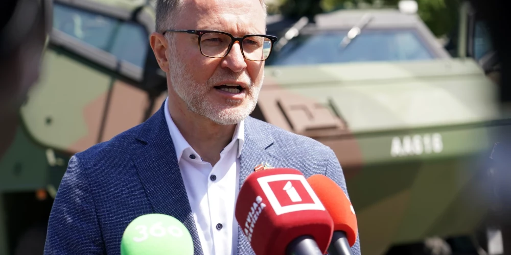 Aizsardzības ministrs Andris Sprūds atbild uz žurnālistu jautājumiem vizītes laikā Ādažu militārajā bāzē.
