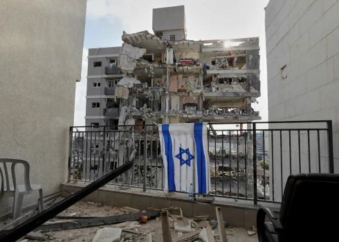 Irānas raķešu trieciena rezultātā iznīcinātas dzīvojamās ēkas Izraelā.