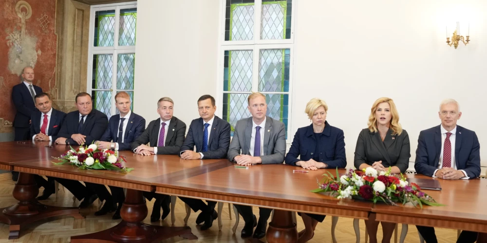 Svinīgās valdības deklarācijas un Ministru kabineta veidojošo politisko partiju sadarbības līguma parakstīšanas pasākums Saeimas namā.