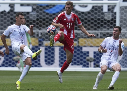 Vācijas futbola klubs Minhenes "Bayern" svētdien FIFA Klubu pasaules kausā izcīnīja graujošu panākumu.