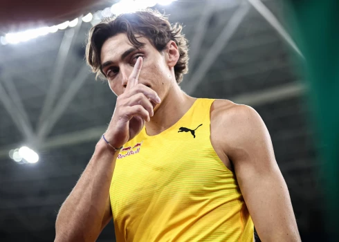 Zviedrijas sportists Armands Duplantis svētdien Stokholmā Dimanta līgas posmā vieglatlētikā uzlaboja sev piederošo pasaules rekordu kārtslēkšanā.