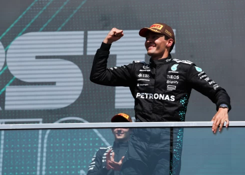 "Mercedes" pilots Džordžs Rasels svētdien uzvarēja Pirmās formulas (F-1) sezonas desmitā posma - Kanādas "Grand Prix" - sacīkstēm, tiekot pie pirmā panākuma šosezon, kamēr labāko trijnieku noslēdza viņa komandas biedrs Kimi Antonelli.
