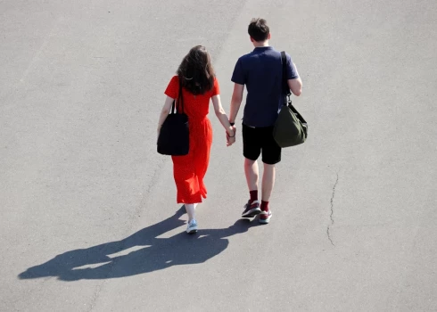 Pirmos sešus mēnešus Juris bija vairāk nekā perfekts. Mēs braucām romantiskos ceļojumos, vakariņojām sveču gaismā, viņš man uzdāvināja sudraba kuloniņu ar mūsu iniciāļiem. Tikai vēlāk Agnese saprata, ka tā bija manipulācija.